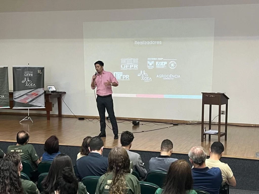 Vitor Ozaki, CEO da Picsel, palestrando em evento do projeto Instrumentos Inovadores de Gestão de Risco em Curitiba