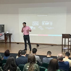 Vitor Ozaki, CEO da Picsel, palestrando em evento do projeto Instrumentos Inovadores de Gestão de Risco em Curitiba
